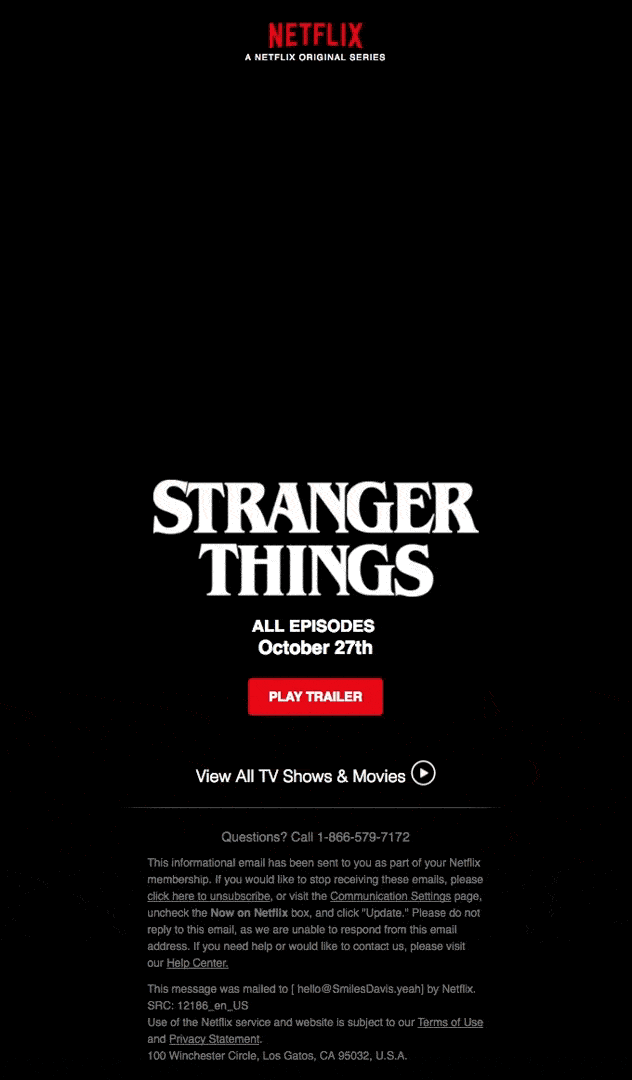 Newsletter Netflixa, zapowiadający premierę Stranger Things. Głównym elementem szablonu na czarnym tle jest animowany GIF z bohaterami serialu. Wyróżnia się zmianą otoczenia, w tym charakterystycznych dla serialu chmur.